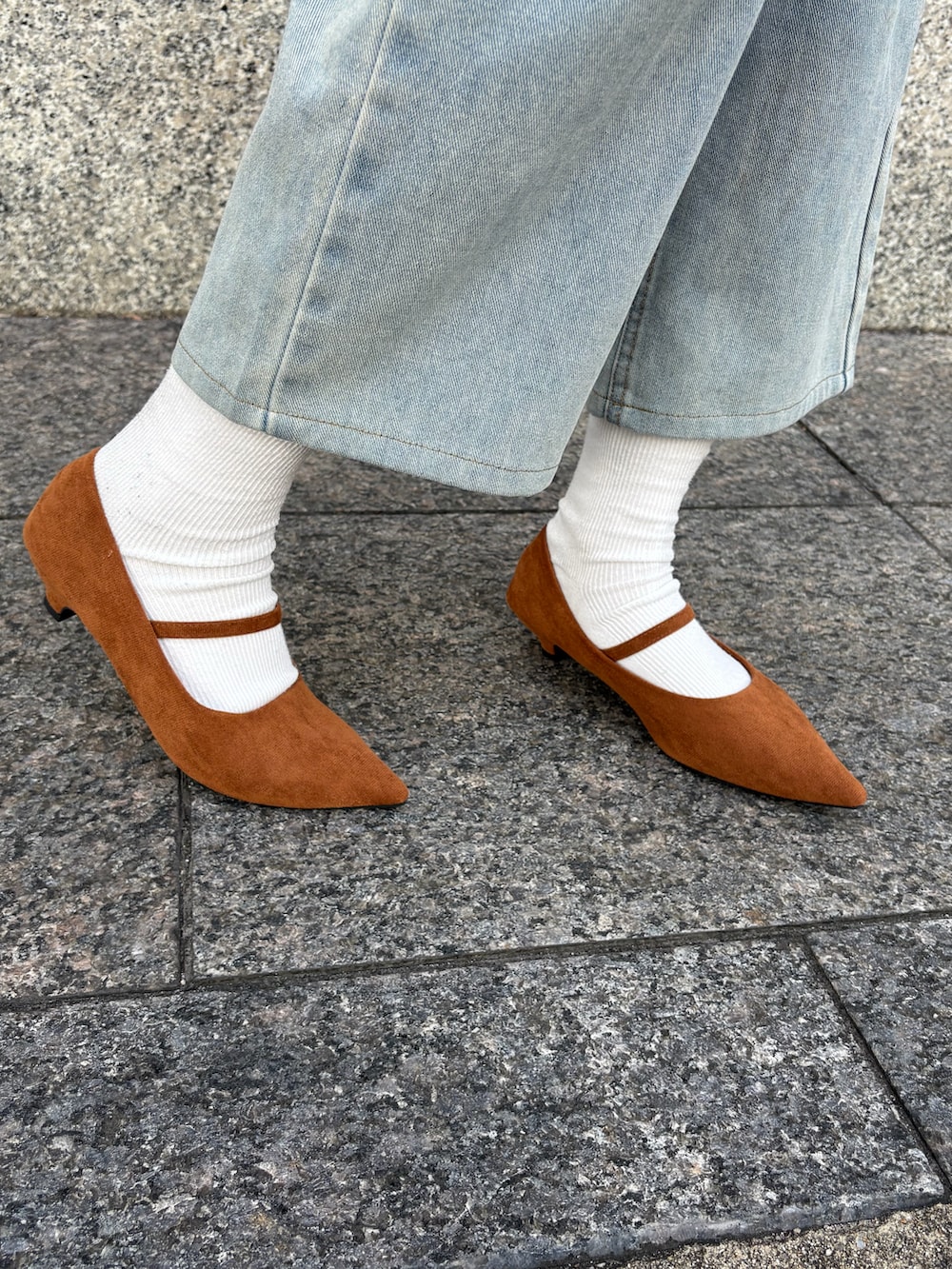 イエロー系のパンプスを着用したレディースの秋コーディネートの3枚目の写真