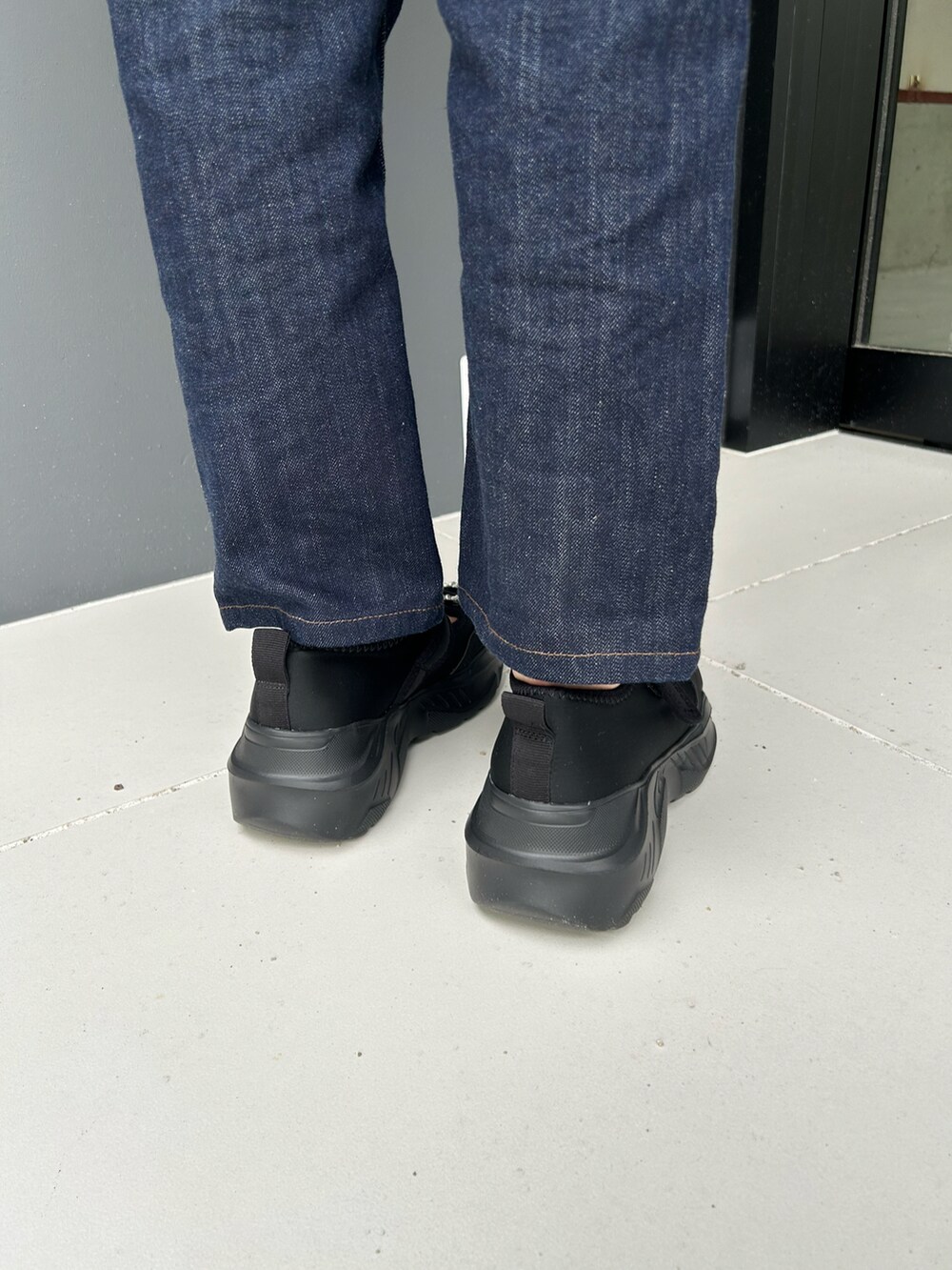 「デニム、足長効果、シューズ、ビジュー、ツイードジャケット、秋服準備はじめました、秋服、あしもと倶楽部、スニーカーコーデ、スニーカー、SESTO、プチプラコーデ、プチプラ」｜「SESTOのダブルビジューメリージェーン厚底スニーカー（スニーカー、ブラック系）」を使った、靴屋の人さん（レディース・158cm）の秋コーディネートの3枚目の写真