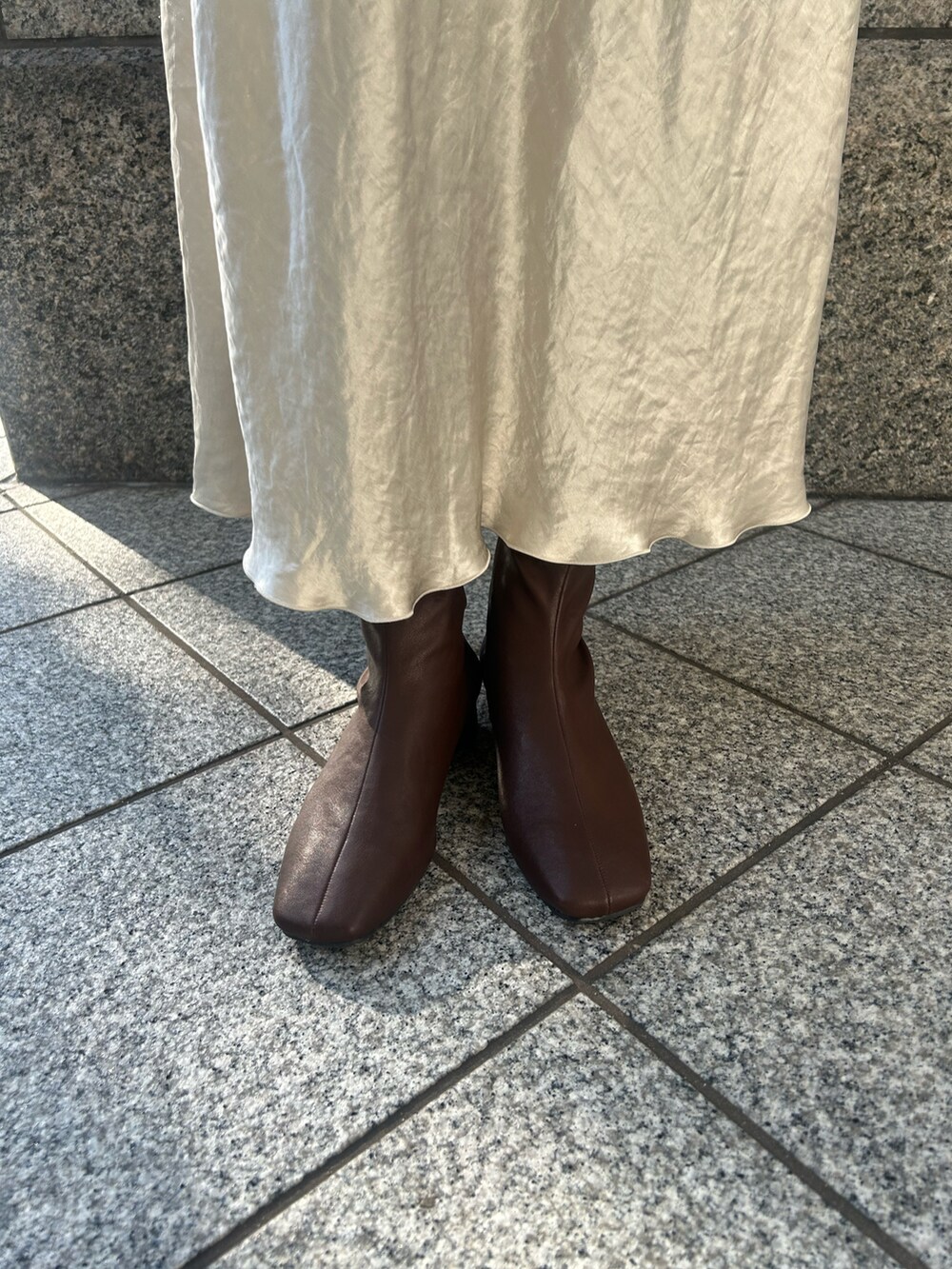 「真冬のあったかスタイル、お出かけコーデ、プチプラコーデ、大人かわいい、サテンスカート、ブーツ、ブーツコーデ、プチプラ、プチプラミックス、SESTO」｜「SESTOのローヒールスリムストレッチショートブーツ（ブーツ、ブラウン系）」を使った、靴屋の人さん（レディース・158cm）の冬コーディネートの4枚目の写真