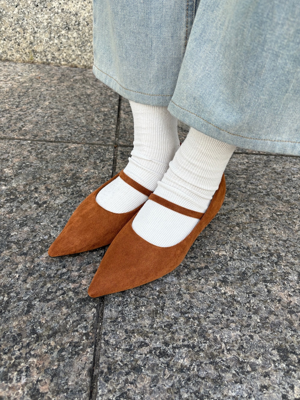 イエロー系のパンプスを着用したレディースの秋コーディネートの2枚目の写真