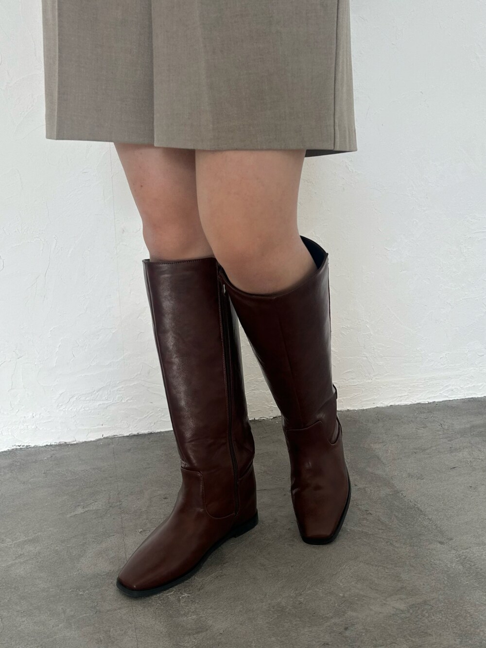 「プチプラ、ロングブーツ、ロングブーツコーデ、ショートパンツ、ふわふわニット、ダークトーンコーデ、ブーツ、ブーツスタイル」｜「SESTOの3cmインヒール入り！ストレートロングブーツ（ブーツ、ブラウン系）」を使った、靴屋の人さん（レディース・158cm）の冬コーディネートの2枚目の写真