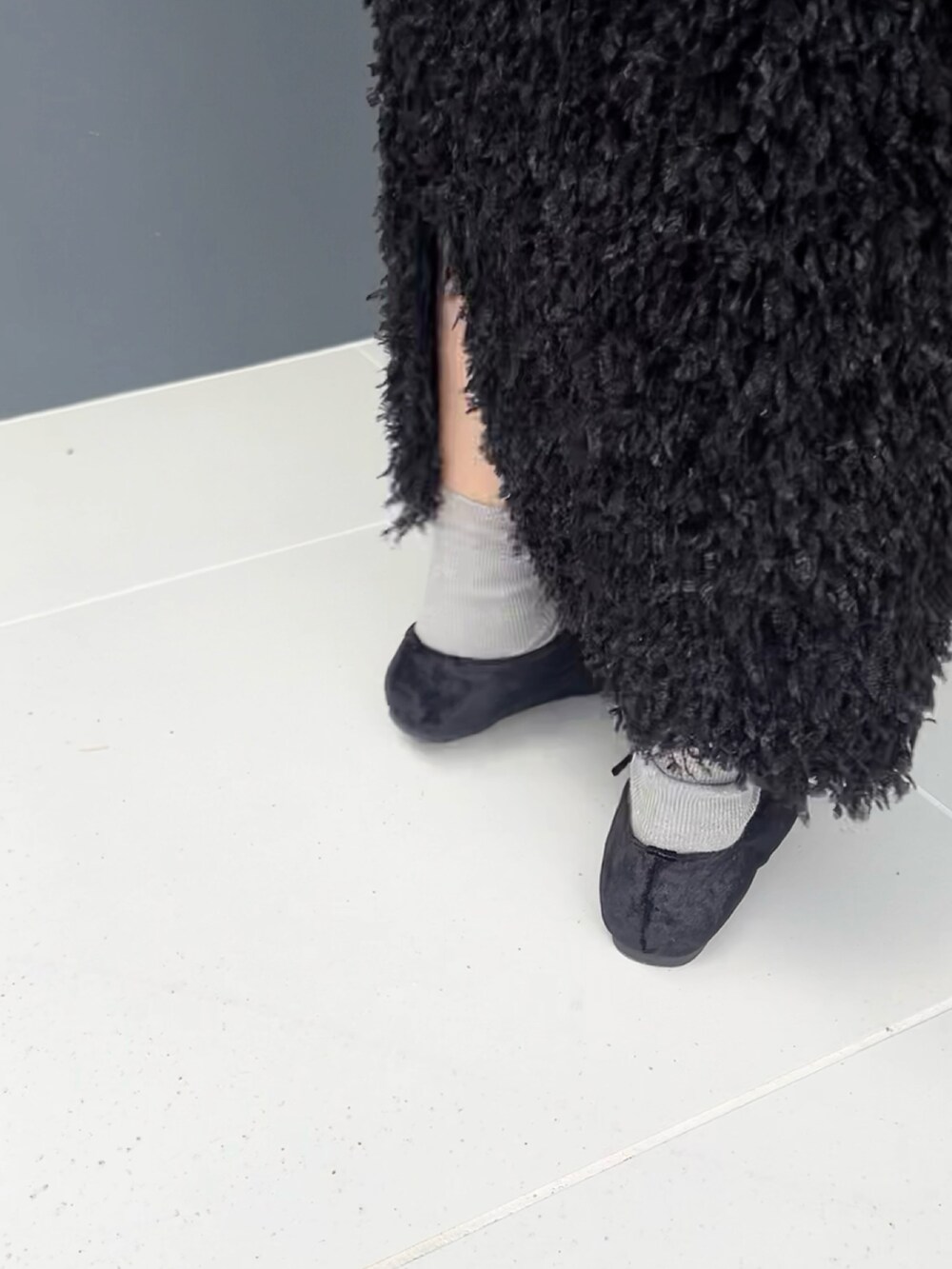 ブラック系のパンプスを着用したレディースの秋コーディネートの3枚目の写真