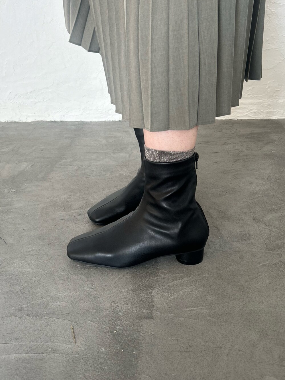 「ローヒール、ブーツ、ブーツスタイル、ストレッチブーツ、プリーツスカート、黒ブーツ、おでかけコーデ、シンプルコーデ、大人女子、冬のコーデ、プチプラコーデ」｜「SESTOのローヒールスリムストレッチショートブーツ（ブーツ、ブラック系）」を使った、靴屋の人さん（レディース・158cm）の冬コーディネートの3枚目の写真
