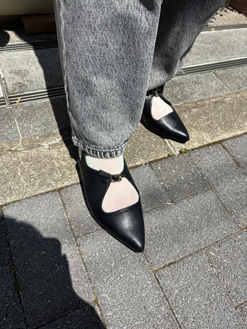 「春夏コーデ、デニム、プチプラコーデ、パンプス、ミュール、セスト(SESTO)」｜「SESTOのポインテッドトゥバックオープンサンダル　/ｒ（サンダル、ブラック系）」を使った、靴屋の人さん（レディース・163cm）の春コーディネートの3枚目の写真
