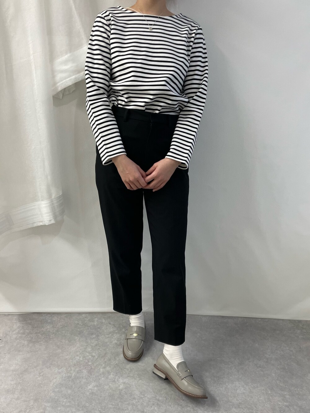 グレー系のローファーを着用したレディースの冬コーディネートの2枚目の写真