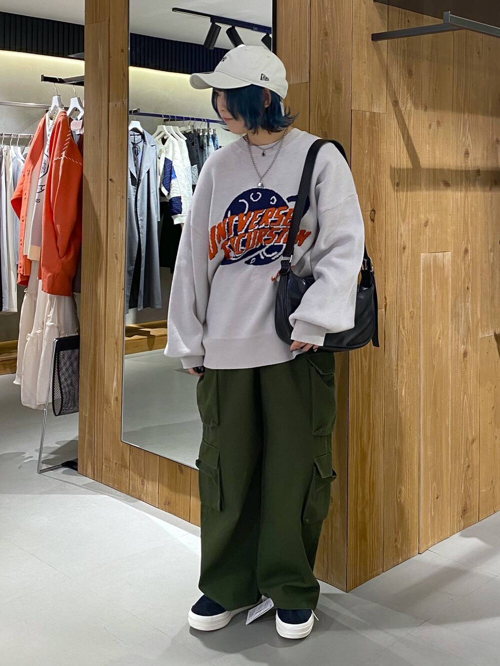 ホワイト系のニット/セーター、グリーン系のその他パンツ、ブラック系のショルダーバッグを着用したレディースの春コーディネートの4枚目の写真