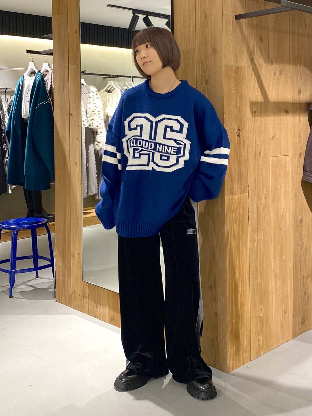 ブラック系のその他シューズ、ブラック系のその他パンツ、ブルー系のニット/セーターを着用したレディースの秋コーディネートの3枚目の写真