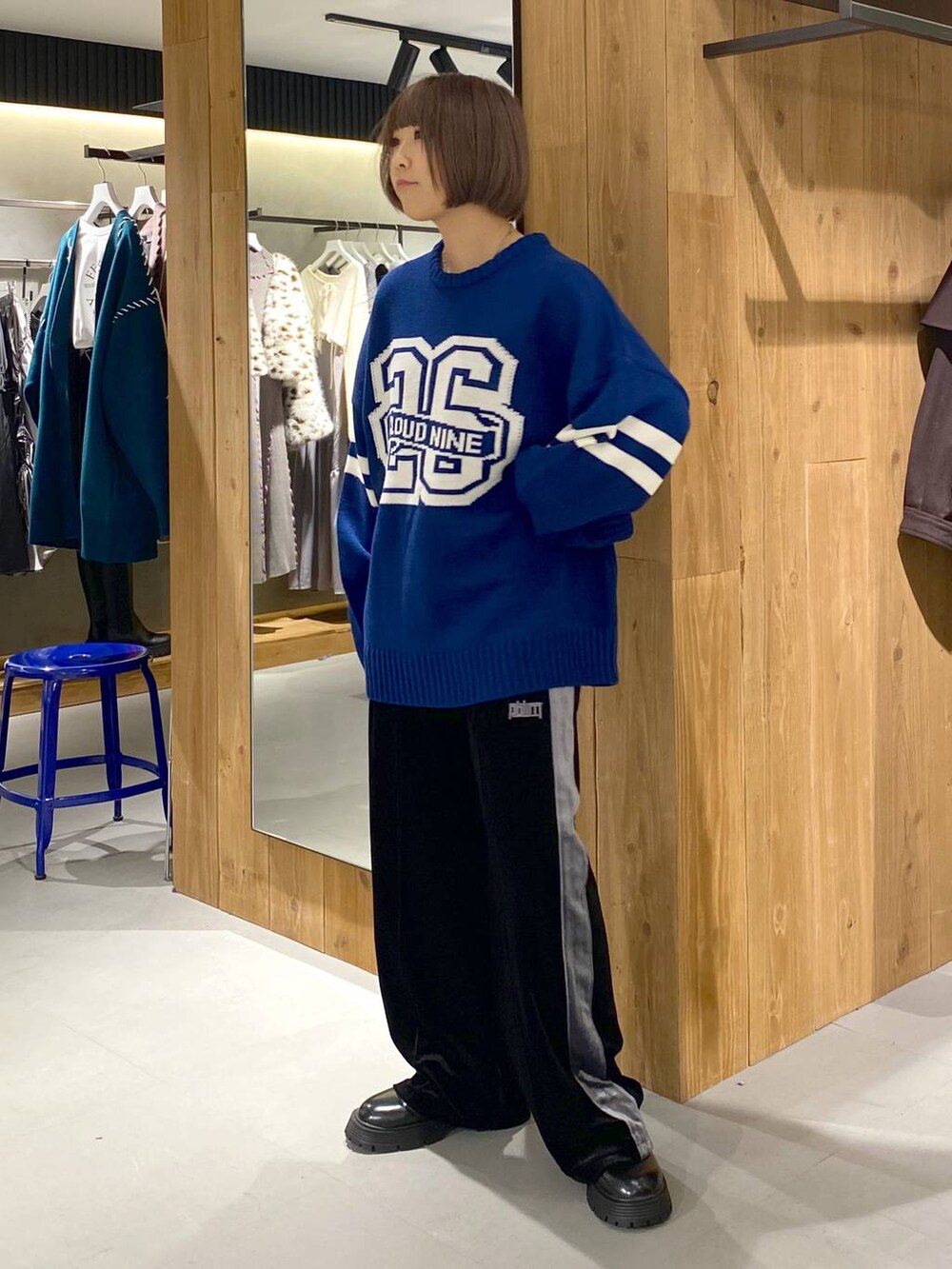 ブラック系のその他シューズ、ブラック系のその他パンツ、ブルー系のニット/セーターを着用したレディースの秋コーディネートの4枚目の写真