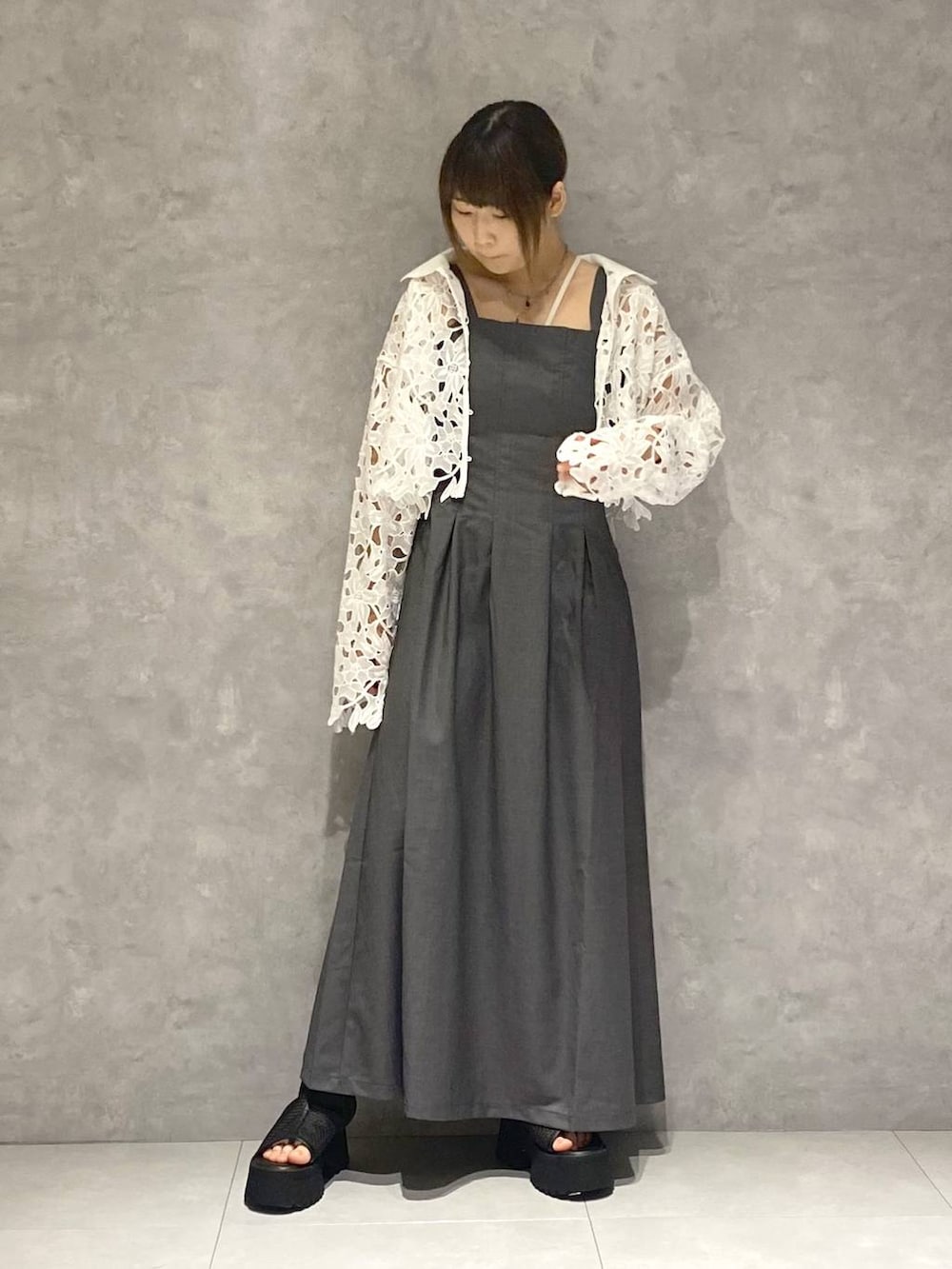 ホワイト系のキャミソール、ブラック系のサンダル、ホワイト系のカーディガン/ボレロを着用したレディースの夏コーディネートの3枚目の写真