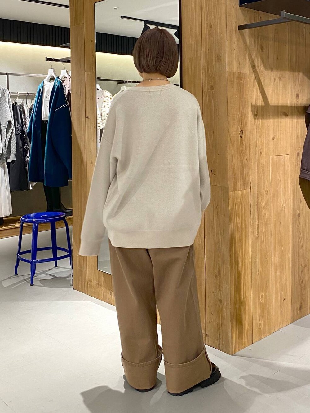 ブラック系のその他シューズ、ベージュ系のその他パンツ、ベージュ系のニット/セーターを着用したレディースの秋コーディネートの3枚目の写真