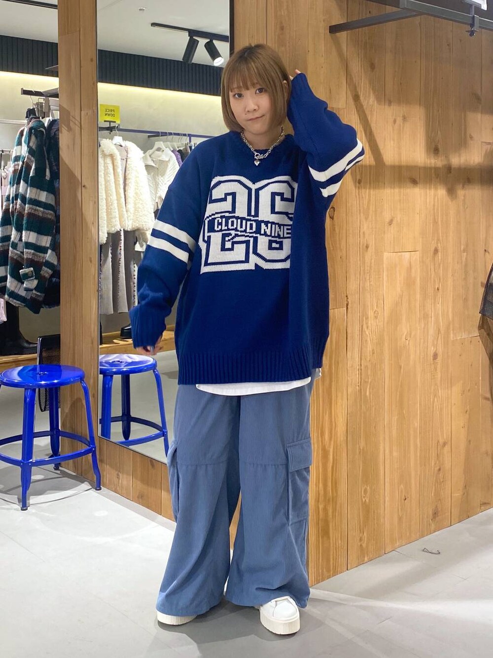 ホワイト系のスニーカー、ブルー系のカーゴパンツ、ホワイト系のTシャツ/カットソーを着用したレディースの冬コーディネートの3枚目の写真