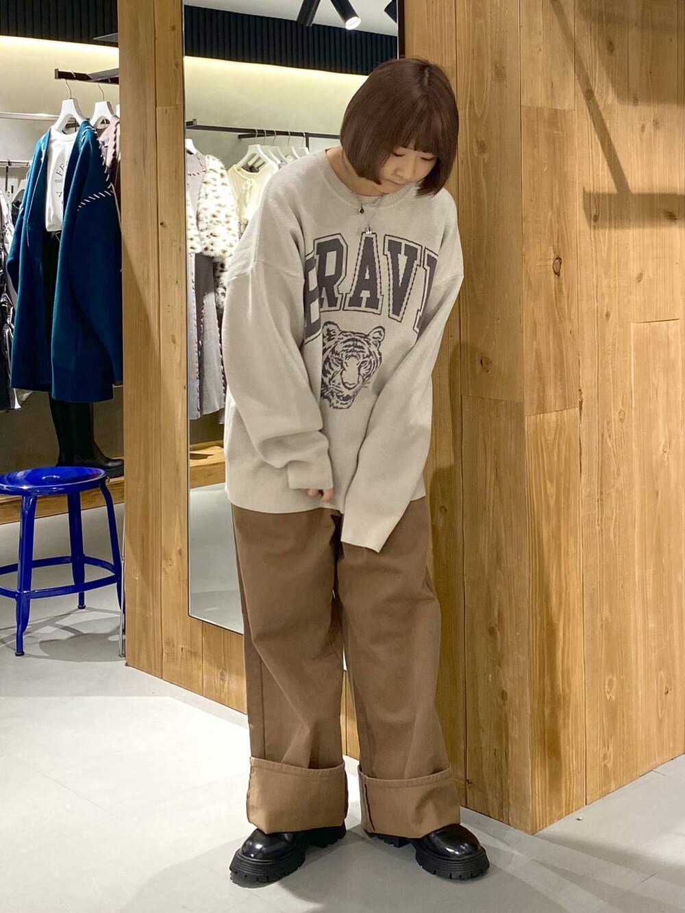 ブラック系のその他シューズ、ベージュ系のその他パンツ、ベージュ系のニット/セーターを着用したレディースの秋コーディネートの2枚目の写真