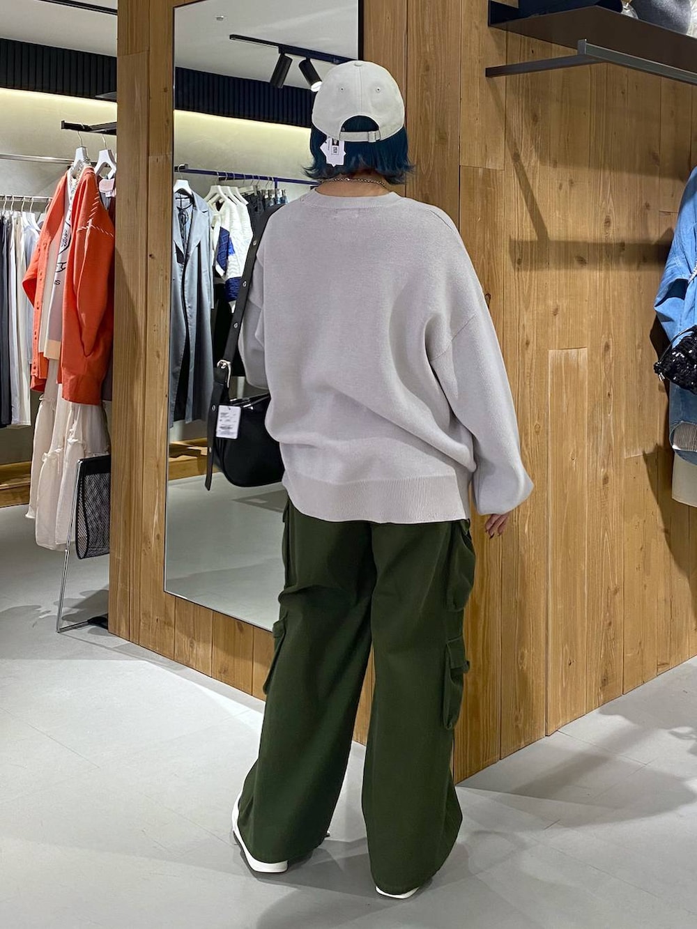 ホワイト系のニット/セーター、グリーン系のその他パンツ、ブラック系のショルダーバッグを着用したレディースの春コーディネートの3枚目の写真