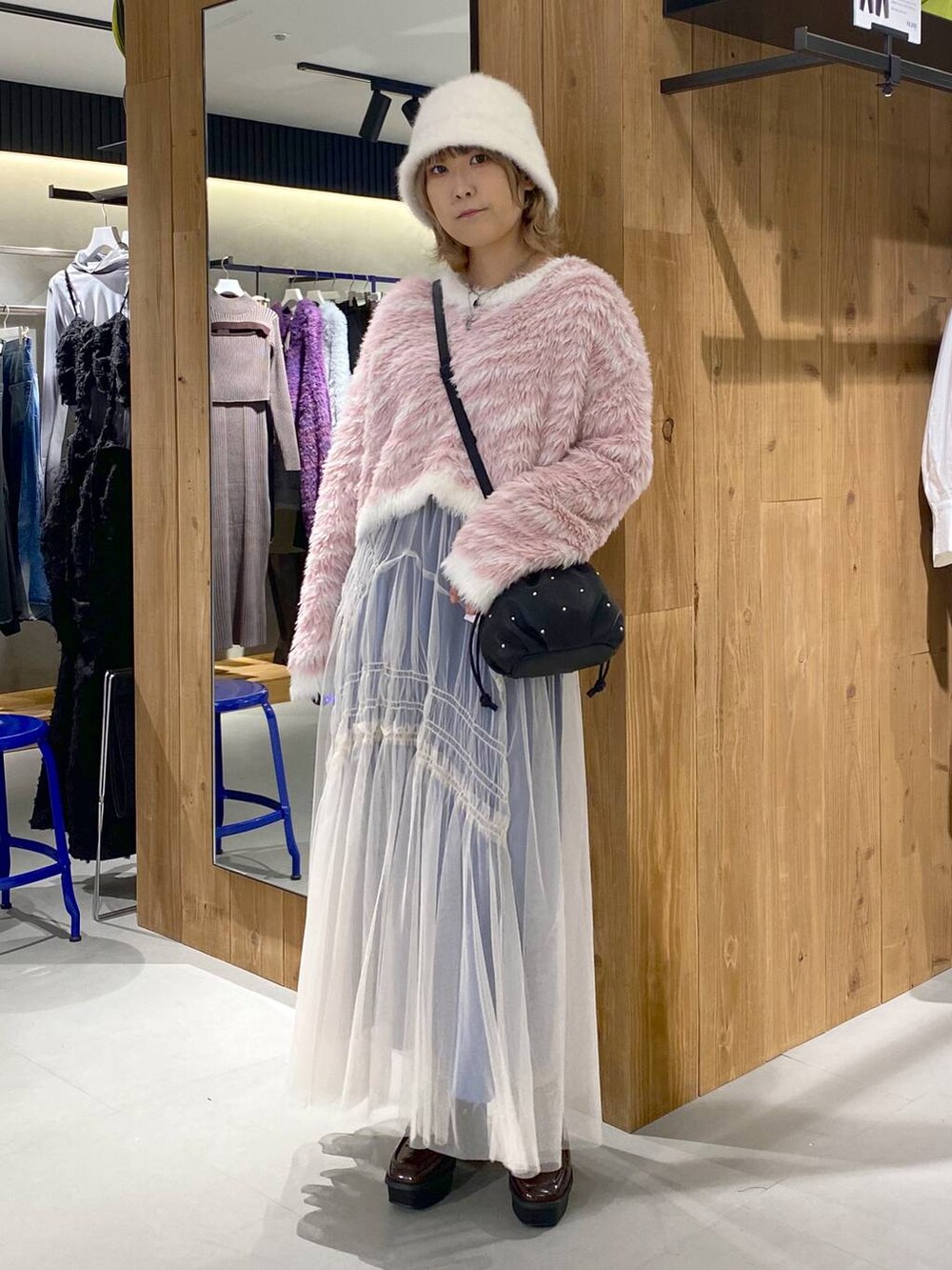 ブラック系のローファー、ブラック系のショルダーバッグ、ピンク系のカーディガン/ボレロを着用したレディースの秋コーディネートの4枚目の写真