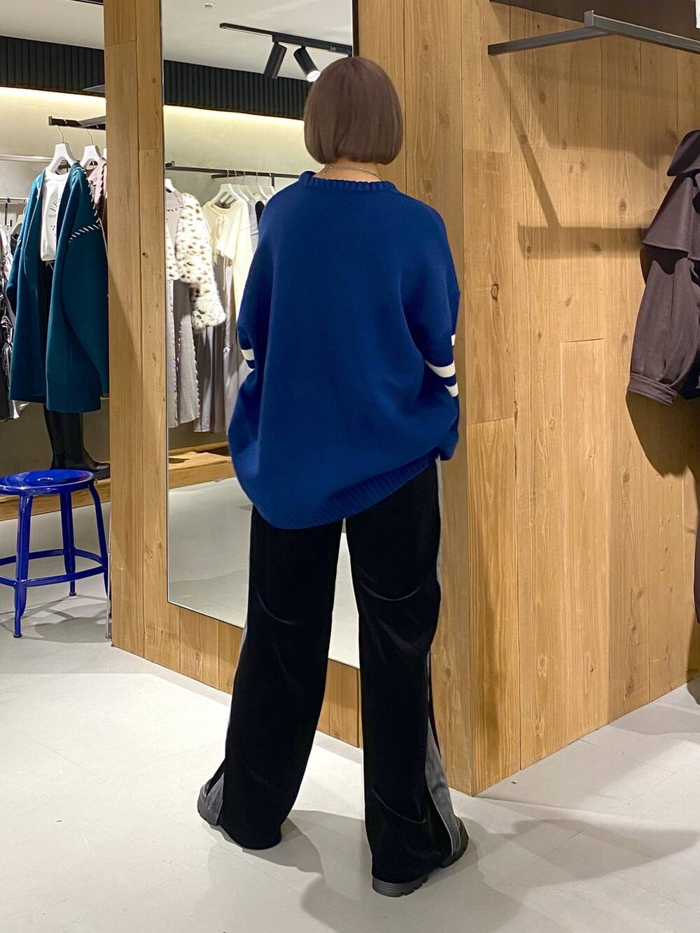 ブラック系のその他シューズ、ブラック系のその他パンツ、ブルー系のニット/セーターを着用したレディースの秋コーディネートの2枚目の写真