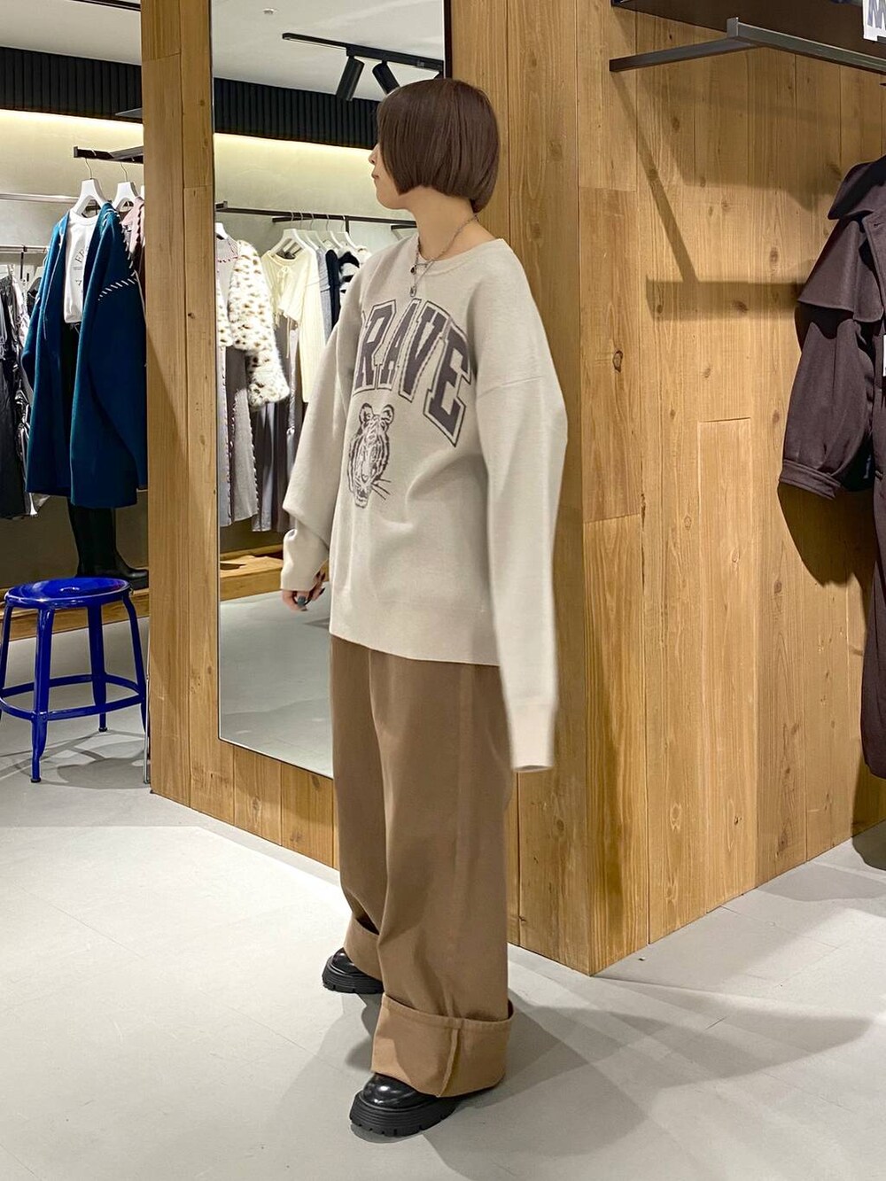 ブラック系のその他シューズ、ベージュ系のその他パンツ、ベージュ系のニット/セーターを着用したレディースの秋コーディネートの4枚目の写真