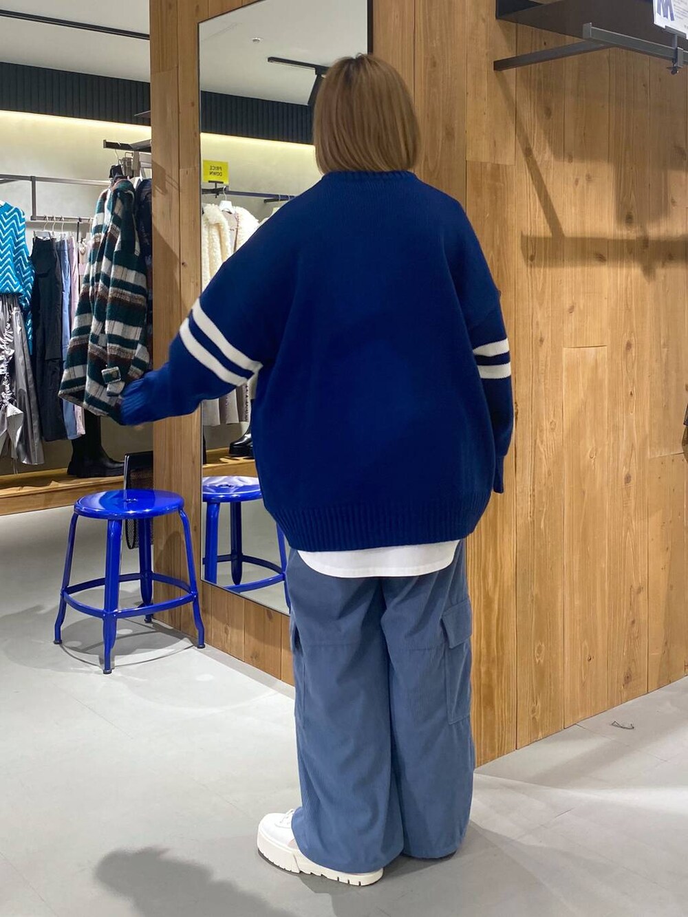 ホワイト系のスニーカー、ブルー系のカーゴパンツ、ホワイト系のTシャツ/カットソーを着用したレディースの冬コーディネートの4枚目の写真