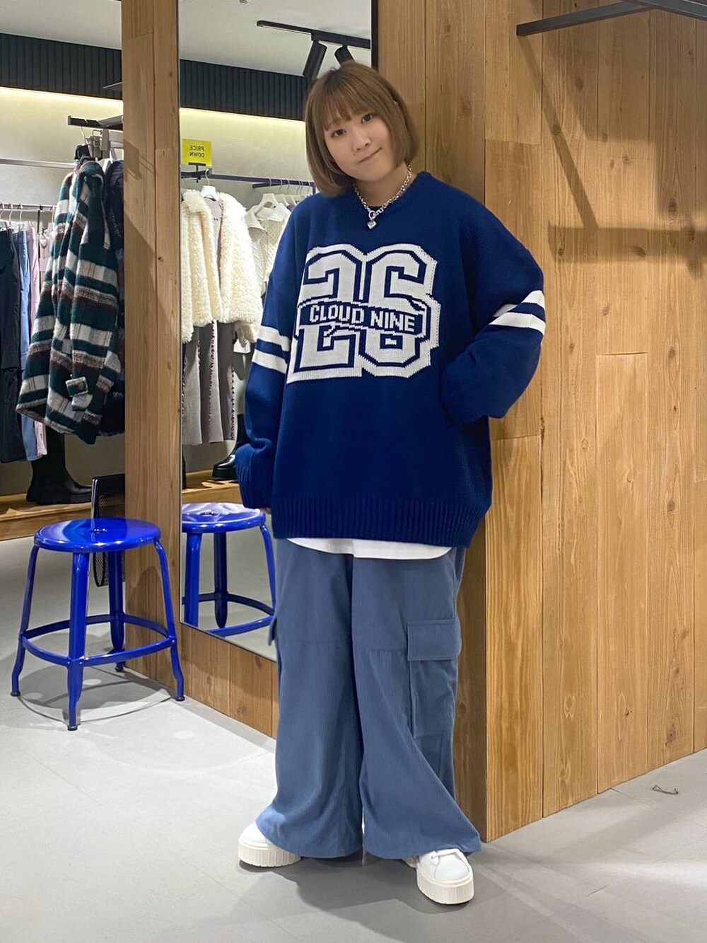 ホワイト系のスニーカー、ブルー系のカーゴパンツ、ホワイト系のTシャツ/カットソーを着用したレディースの冬コーディネートの5枚目の写真