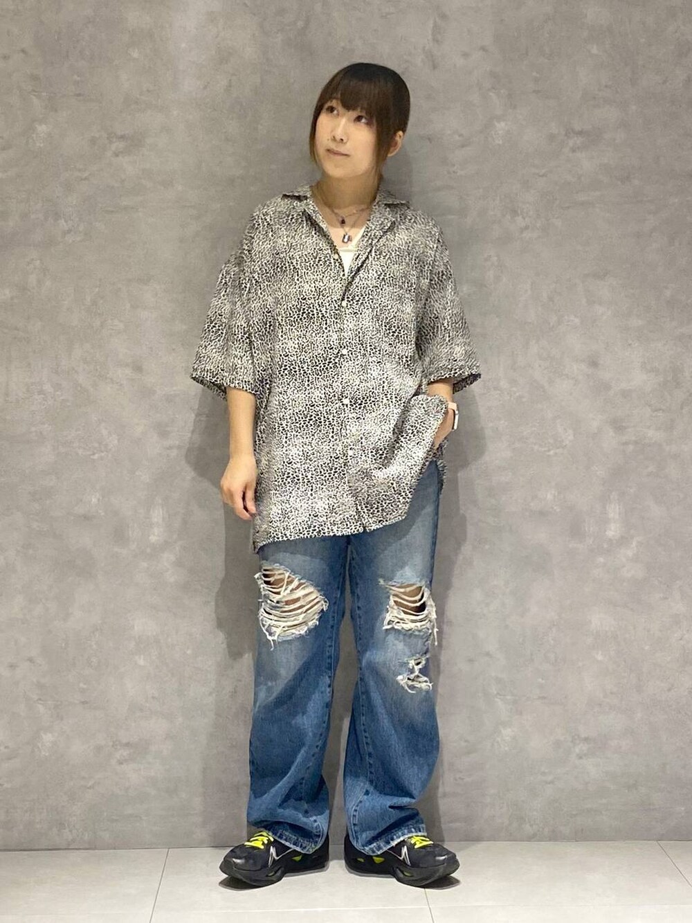 ホワイト系のキャミソール、ブルー系のデニムパンツ、ホワイト系のシャツ/ブラウスを着用したレディースの夏コーディネートの2枚目の写真