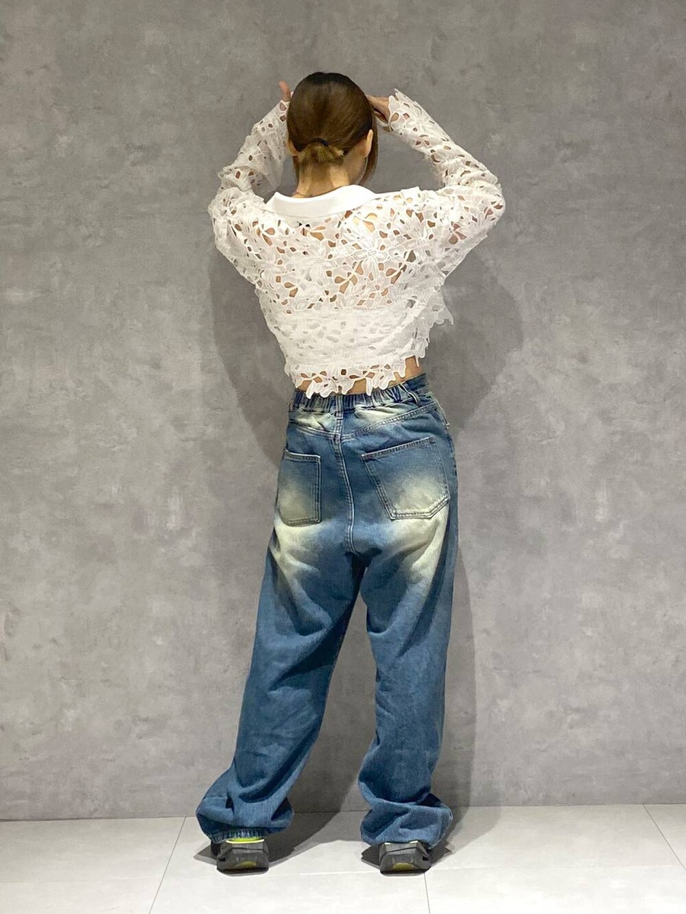 ホワイト系のキャミソール、ホワイト系のカーディガン/ボレロ、ブルー系のデニムパンツを着用したレディースの夏コーディネートの2枚目の写真