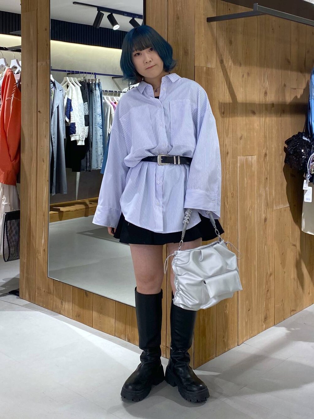 ブルー系のシャツ/ブラウス、ブラック系のブーツ、ブラック系のその他パンツを着用したレディースの春コーディネートの2枚目の写真