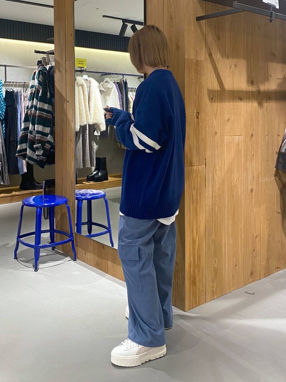 ホワイト系のスニーカー、ブルー系のカーゴパンツ、ホワイト系のTシャツ/カットソーを着用したレディースの冬コーディネートの2枚目の写真