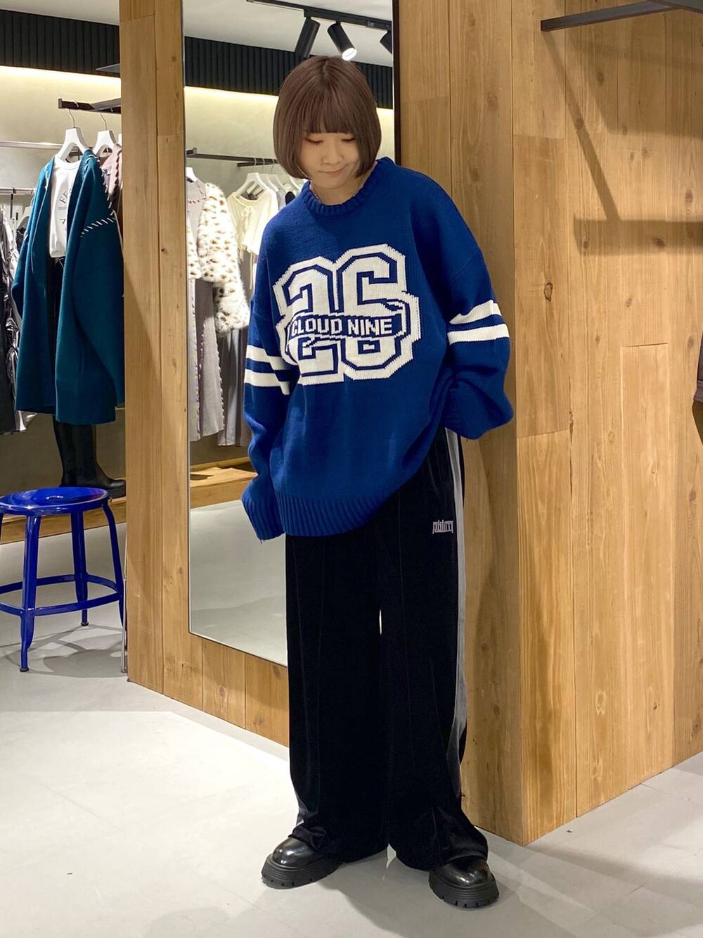 ブラック系のその他シューズ、ブラック系のその他パンツ、ブルー系のニット/セーターを着用したレディースの秋コーディネートの5枚目の写真