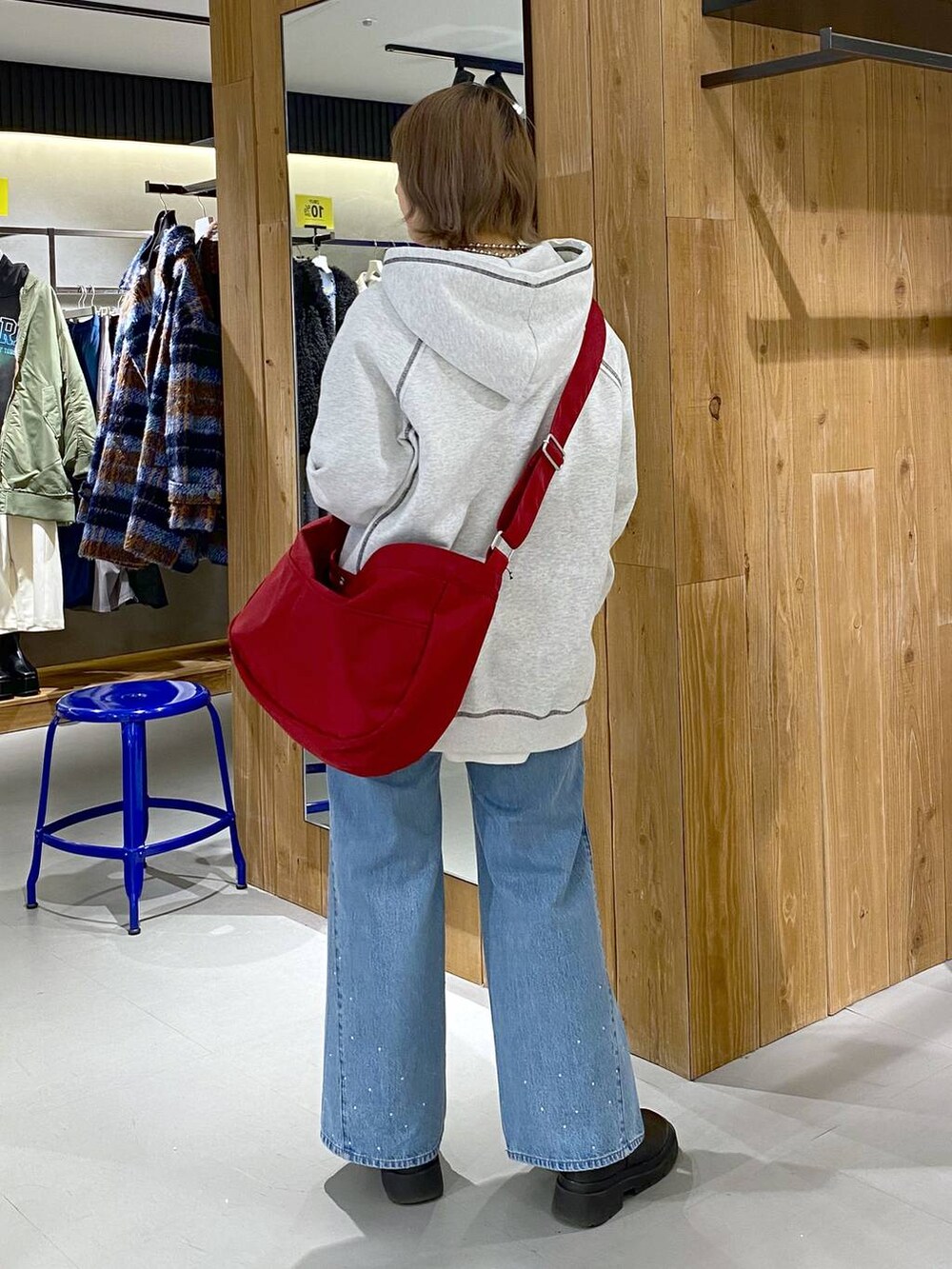 ホワイト系のTシャツ/カットソー、ブルー系のデニムパンツ、グレー系のパーカーを着用したレディースの冬コーディネートの3枚目の写真