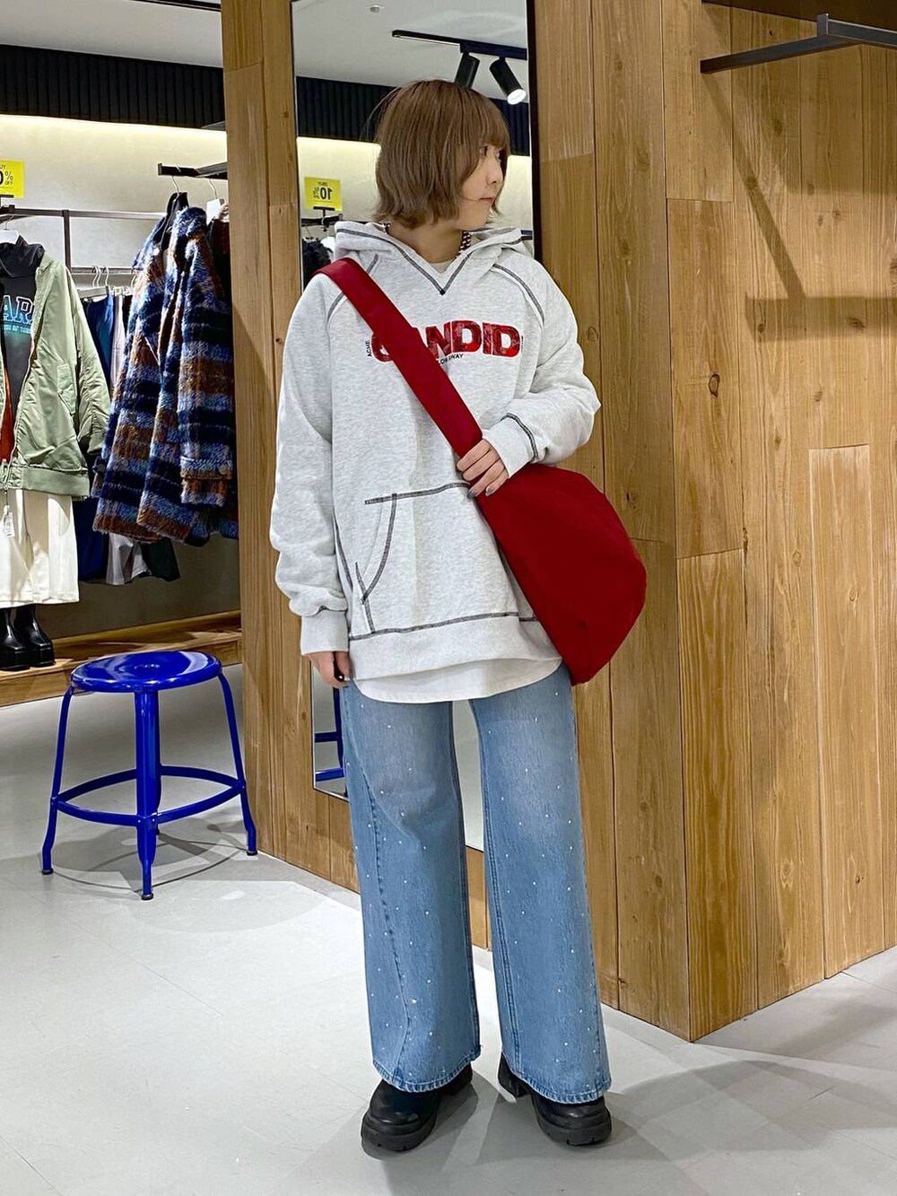 ホワイト系のTシャツ/カットソー、ブルー系のデニムパンツ、グレー系のパーカーを着用したレディースの冬コーディネートの2枚目の写真