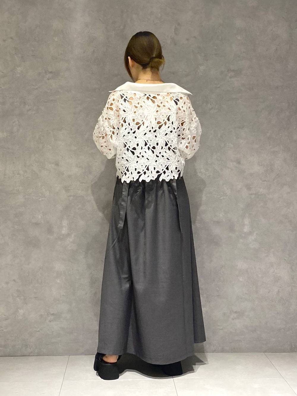 ホワイト系のキャミソール、ブラック系のサンダル、ホワイト系のカーディガン/ボレロを着用したレディースの夏コーディネートの4枚目の写真