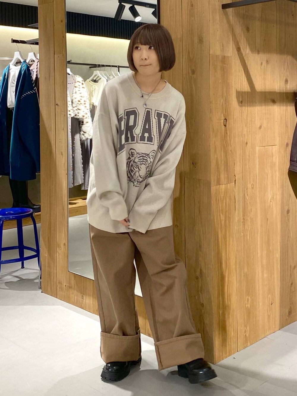 ブラック系のその他シューズ、ベージュ系のその他パンツ、ベージュ系のニット/セーターを着用したレディースの秋コーディネートの5枚目の写真