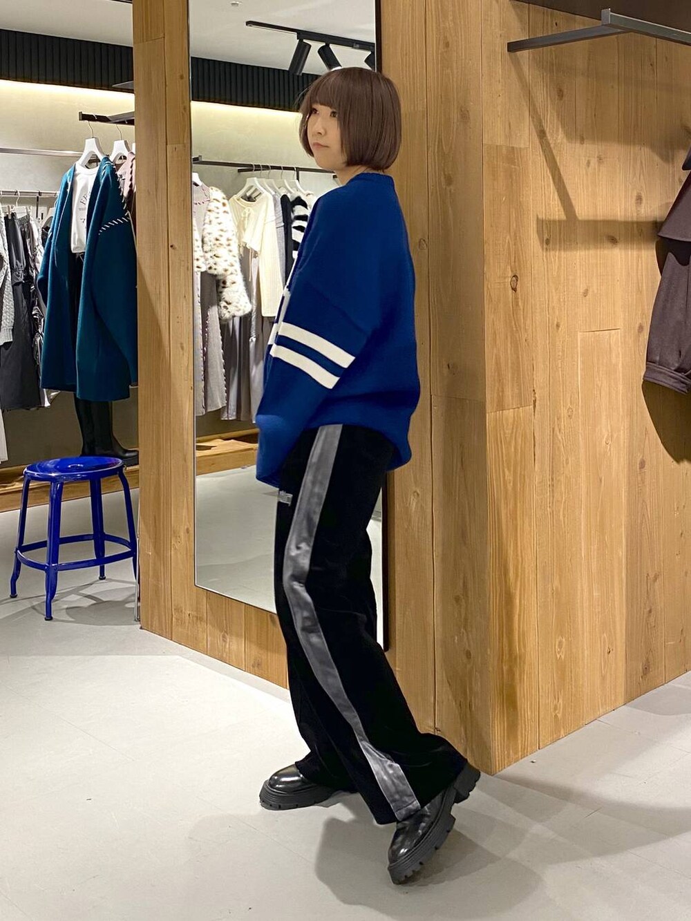 ブラック系のその他シューズ、ブラック系のその他パンツ、ブルー系のニット/セーターを着用したレディースの秋コーディネートの6枚目の写真