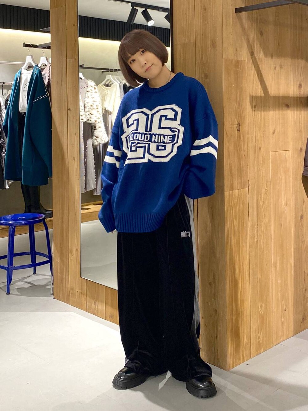 ブラック系のその他シューズ、ブラック系のその他パンツ、ブルー系のニット/セーターを着用したレディースの秋コーディネートの7枚目の写真