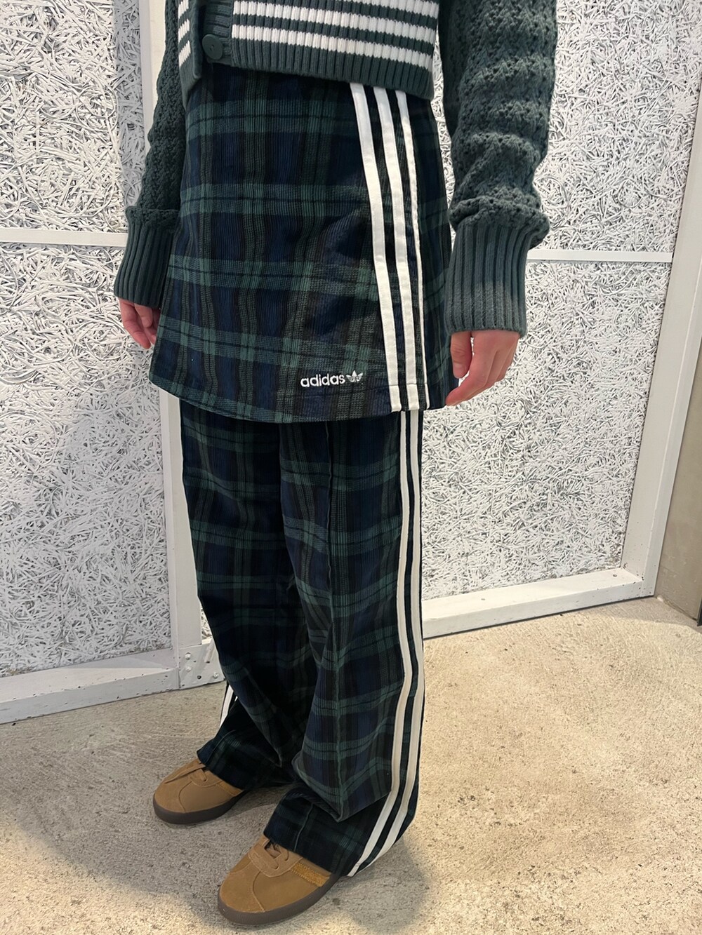 「スニーカー、スカート、ニットカーディガン、adidas、アディダス、ワイドパンツ、タータンチェック、adidas originals、アディダスオリジナルス、ガゼル」｜「adidasのガゼル / Gazelle/ アディダスオリジナルス adidas Originals（スニーカー、ブラウン系）」を使った、MTさん（レディース・155cm）の秋コーディネートの3枚目の写真