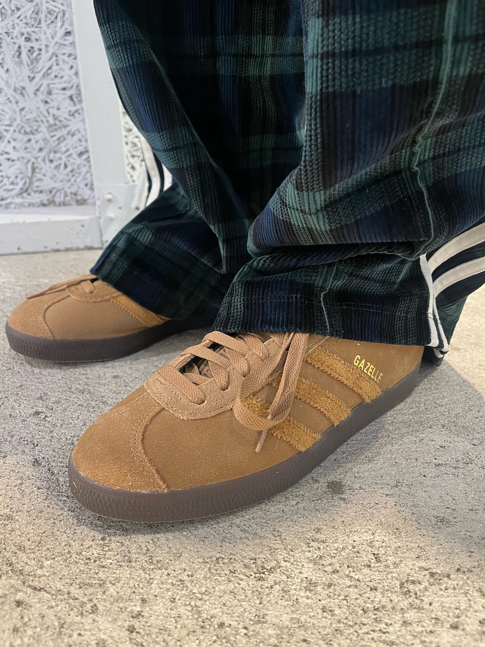「スニーカー、スカート、ニットカーディガン、adidas、アディダス、ワイドパンツ、タータンチェック、adidas originals、アディダスオリジナルス、ガゼル」｜「adidasのガゼル / Gazelle/ アディダスオリジナルス adidas Originals（スニーカー、ブラウン系）」を使った、MTさん（レディース・155cm）の秋コーディネートの5枚目の写真