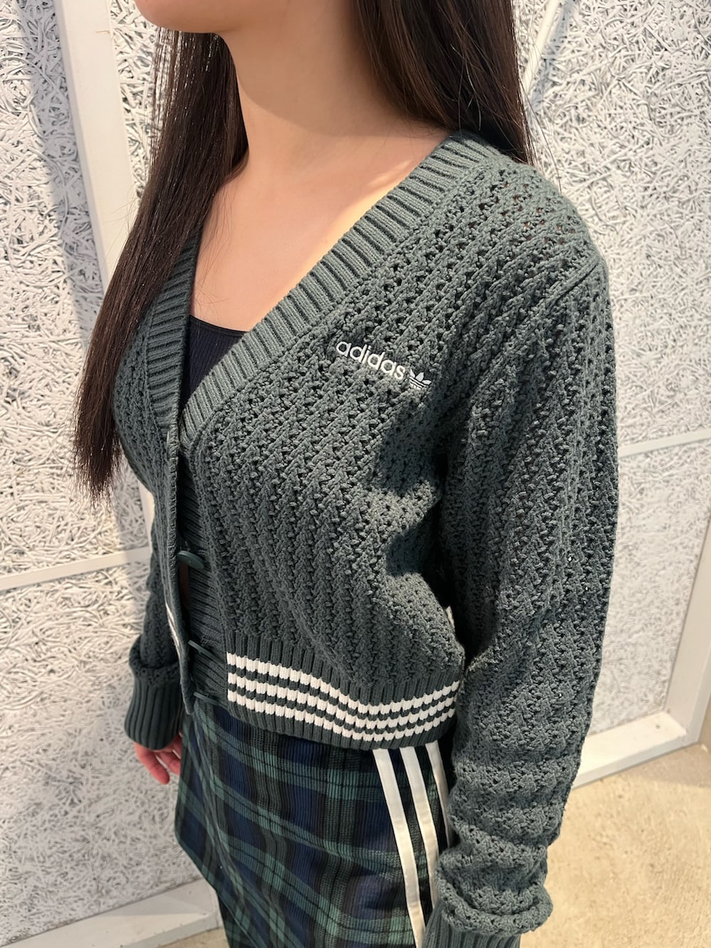 「スニーカー、スカート、ニットカーディガン、adidas、アディダス、ワイドパンツ、タータンチェック、adidas originals、アディダスオリジナルス、ガゼル」｜「adidasのガゼル / Gazelle/ アディダスオリジナルス adidas Originals（スニーカー、ブラウン系）」を使った、MTさん（レディース・155cm）の秋コーディネートの2枚目の写真