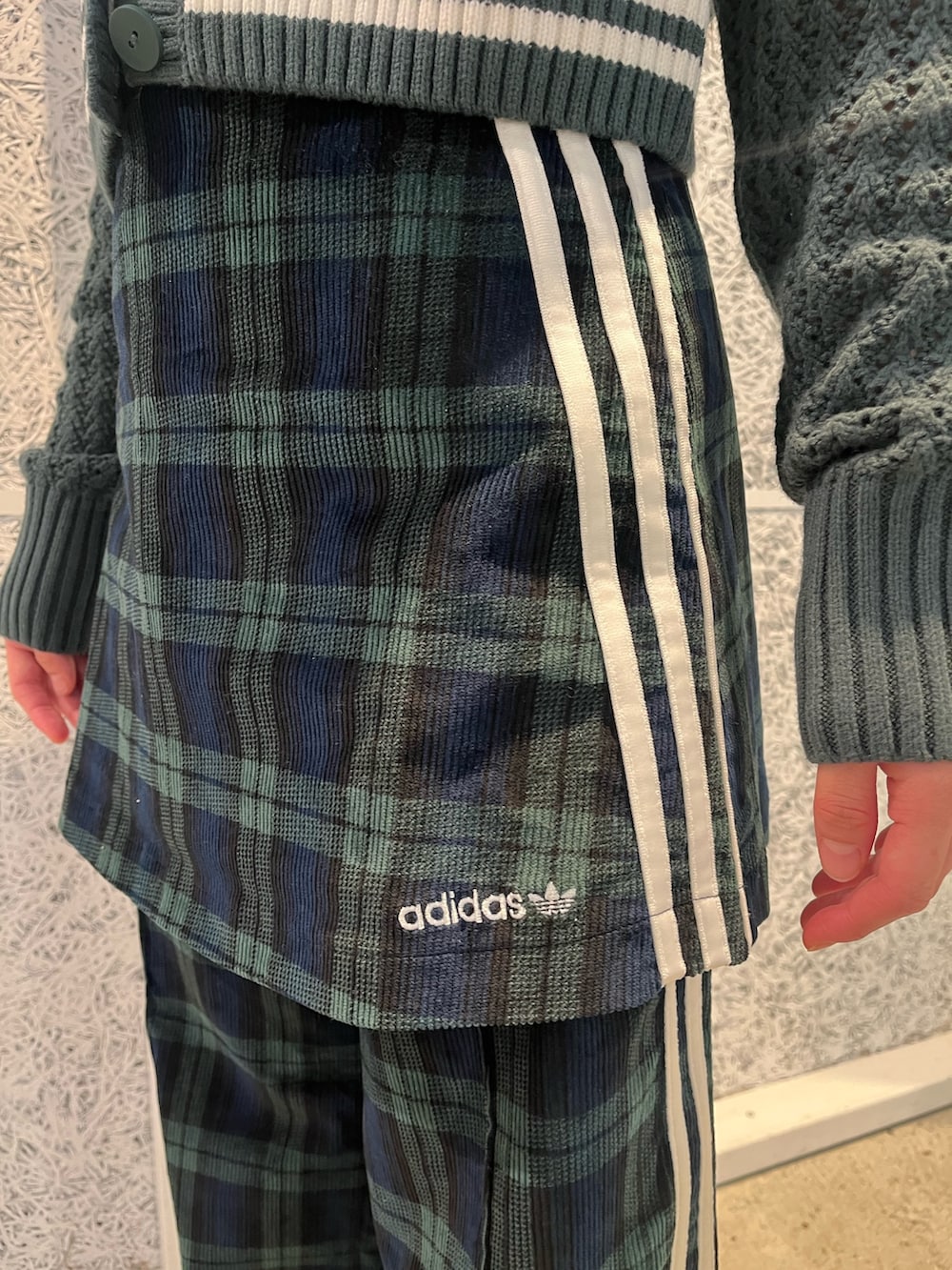「スニーカー、スカート、ニットカーディガン、adidas、アディダス、ワイドパンツ、タータンチェック、adidas originals、アディダスオリジナルス、ガゼル」｜「adidasのガゼル / Gazelle/ アディダスオリジナルス adidas Originals（スニーカー、ブラウン系）」を使った、MTさん（レディース・155cm）の秋コーディネートの4枚目の写真