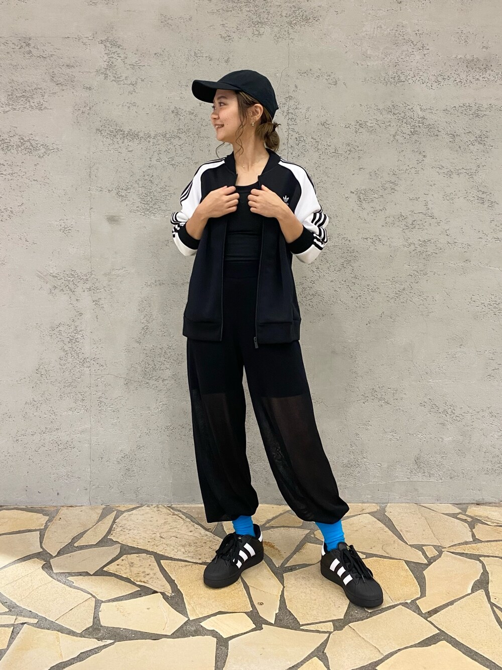 「adidas、アディダス、厚底シューズ、adidas originals、トラックジャケット、モノトーンコーデ、スーパースター、アディダススニーカー、アディダスコーデ、SUPERSTAR XLG」｜「adidasのアディカラー クラシックス オーバーサイズ SST トラックトップ（ジャージ） / アディダスオリジナルス adidas Originals（ジャージ、ブラック系）」を使った、NCさん（レディース・157cm）の夏コーディネートの2枚目の写真