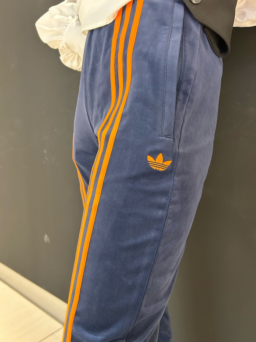 ブルー系のその他パンツを着用したレディースの秋コーディネートの2枚目の写真