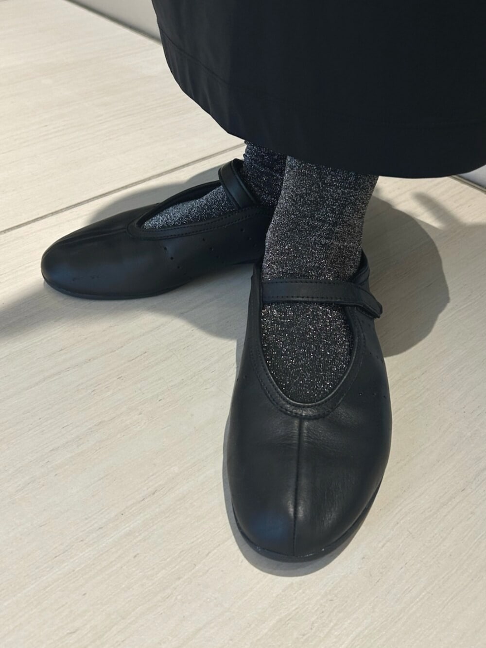 ブラック系のスニーカー、ブラック系のTシャツ/カットソーを着用したレディースの夏コーディネートの2枚目の写真