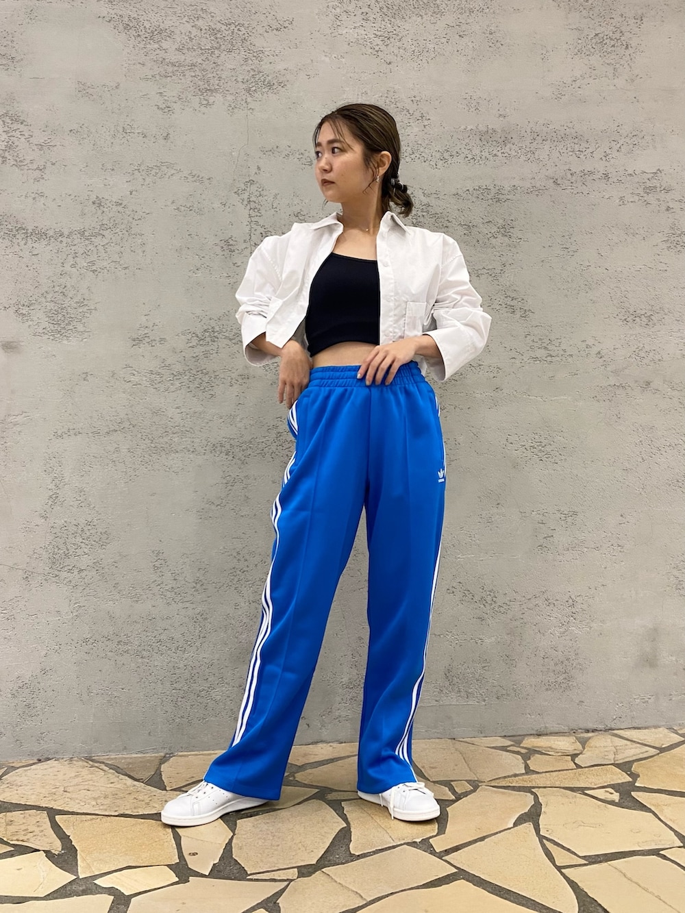 「adidas、大人カジュアル、スニーカーコーデ、アディダス、トラックパンツ、スタンスミス、adidas originals、ｵﾘｼﾞﾅﾙｽ、ジャージコーデ、アディダスコーデ」｜「adidasのアディカラー クラシックス オーバーサイズ SST トラックパンツ（ジャージ）/ アディダスオリジナルス adidas Originals（スウェットパンツ、ブルー系）」を使った、NCさん（レディース・157cm）の夏コーディネートの3枚目の写真
