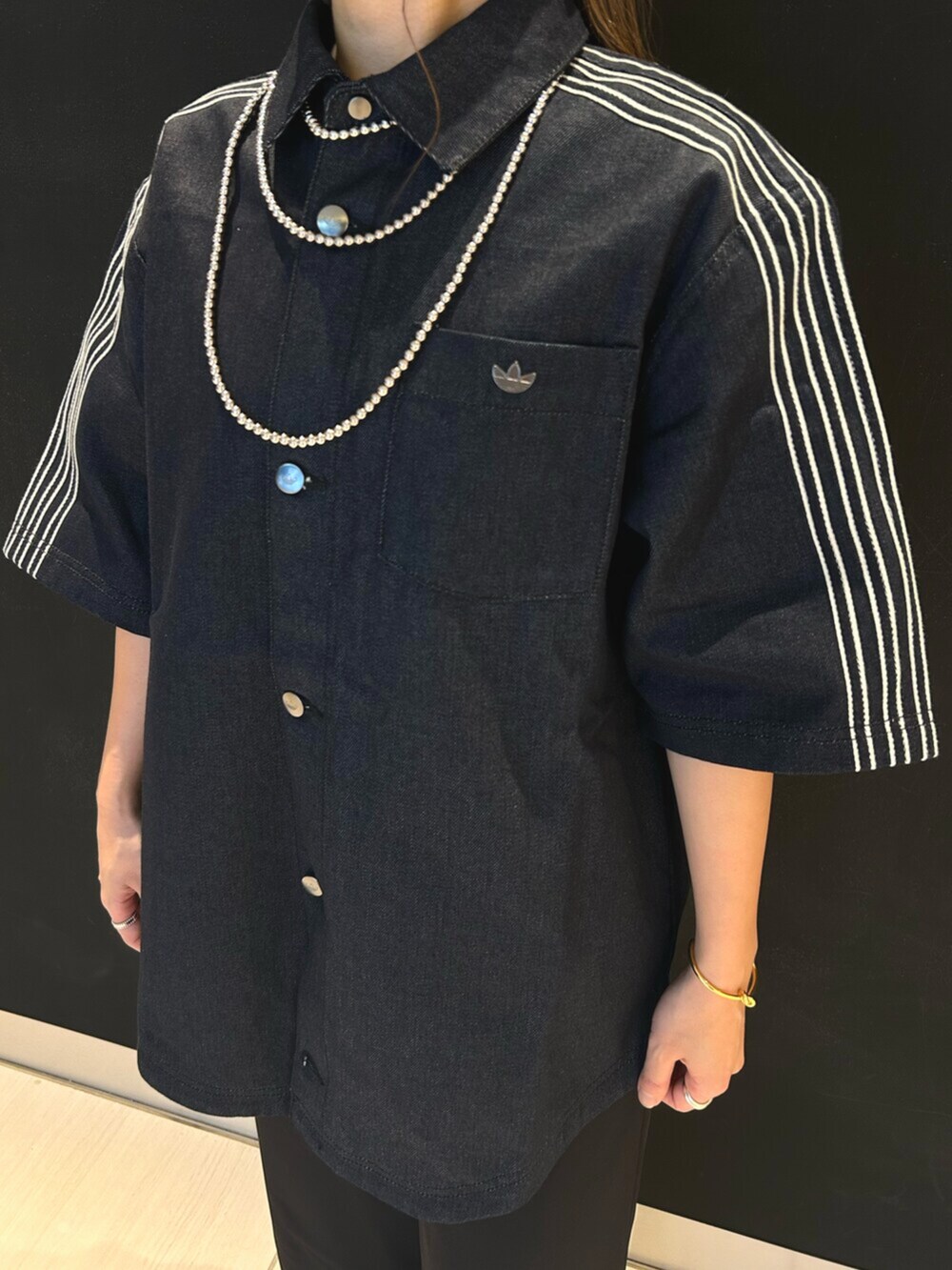 ブルー系のシャツ/ブラウスを着用したレディースの春コーディネートの2枚目の写真