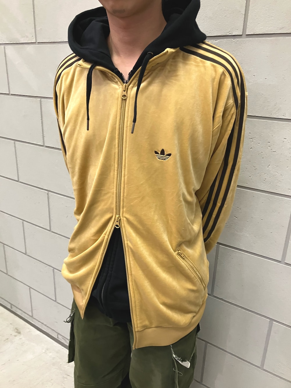 ベロア トラックジャケットのアディダスコーデ【アディダス公式】