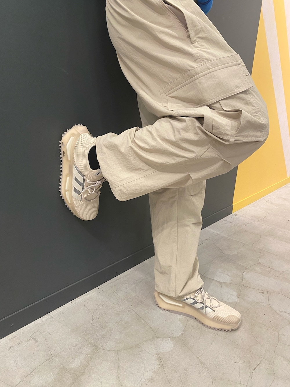 ブルー系のジャージ、ベージュ系のカーゴパンツ、ブラウン系のスニーカーを着用したメンズの夏コーディネートの2枚目の写真