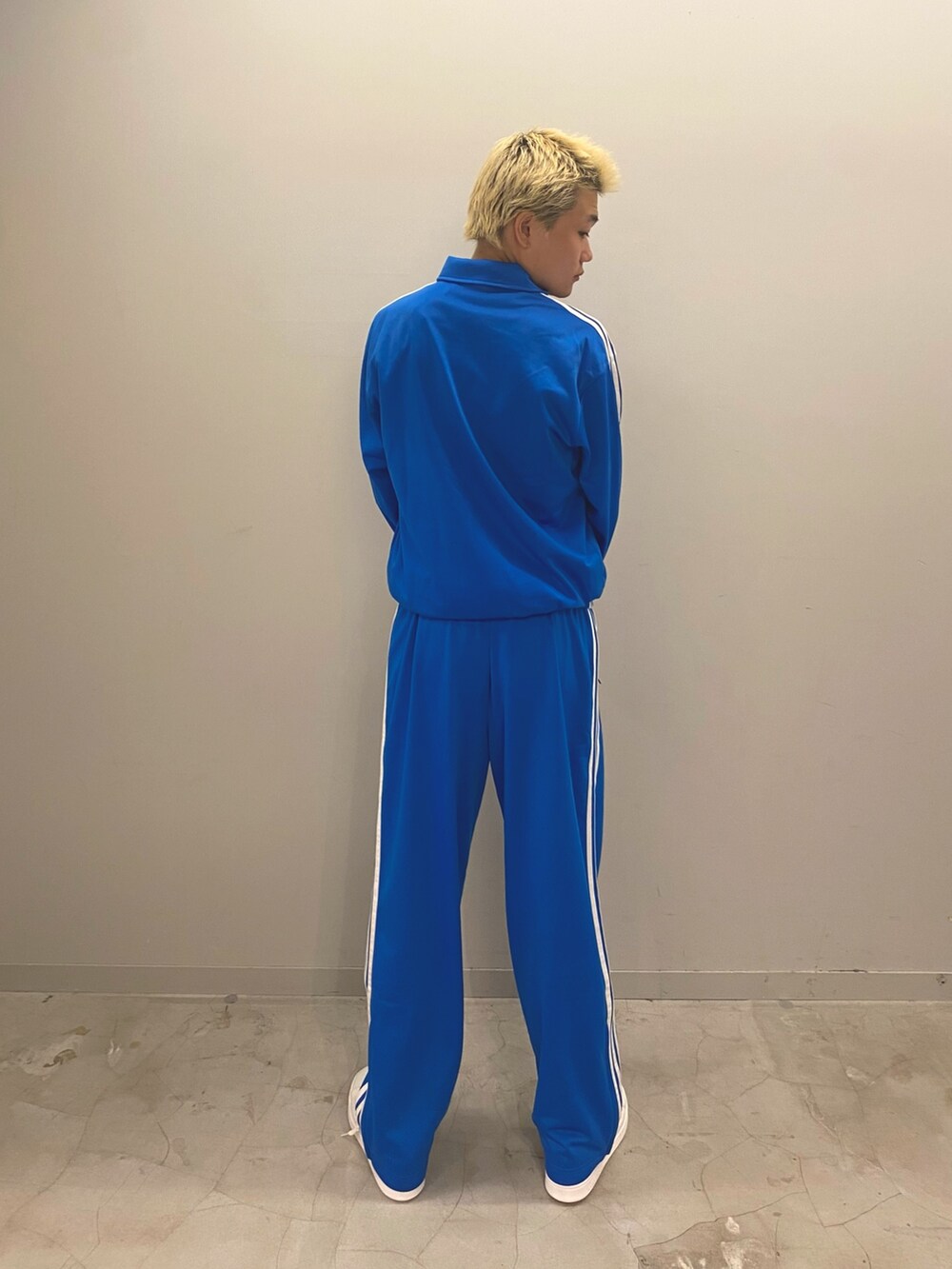 「スニーカー、セットアップ、スタッフコーデ、adidas、ジャージ、トラックパンツ、adidas originals、トラックジャケット、ｵﾘｼﾞﾅﾙｽ、アディダスコーデ」｜「adidasのアディカラー クラシックス ファイヤーバード トラックトップ（ジャージ） / アディダスオリジナルス adidas Originals（ジャージ、ブルー系）」を使った、Harukiさん（メンズ・178cm）の夏コーディネートの2枚目の写真