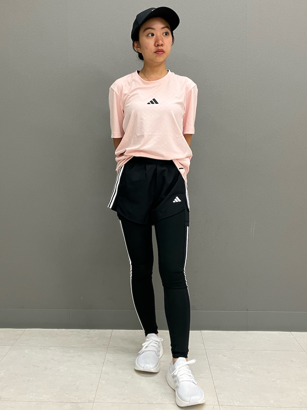 「キャップ、adidas、アディダス、ショーツ、ランニング、パフォーマンス、スリーストライプス、ジム・トレーニング、タイツ・レギンス」｜「adidasの刺しゅうロゴ 軽量ベースボールキャップ（アクセサリー、ブラック系）」を使った、MAさん（レディース・148cm）の秋コーディネートの3枚目の写真