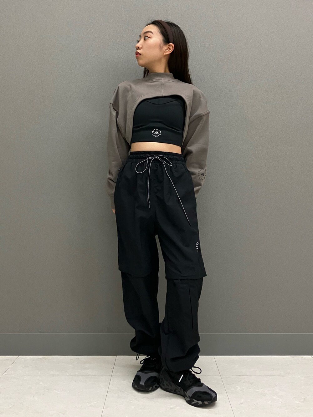 「adidas、ジャージ、アディダス、ステラマッカートニー、トラックパンツ、ランニングシューズ、クロップドトップス、ウエストポーチ、adidas by Stella McCartney、ウルトラブースト」|「adidas by Stella McCartneyの【adidas by Stella McCartney】 adidas by Stella McCartney ウルトラブースト 23 / adidas by Stella McCartney Ultraboost 23 / ランニングシューズ(スニーカー、ブラック系)」を使った、MAさん(レディース・148cm)の冬コーディネートの3枚目の写真