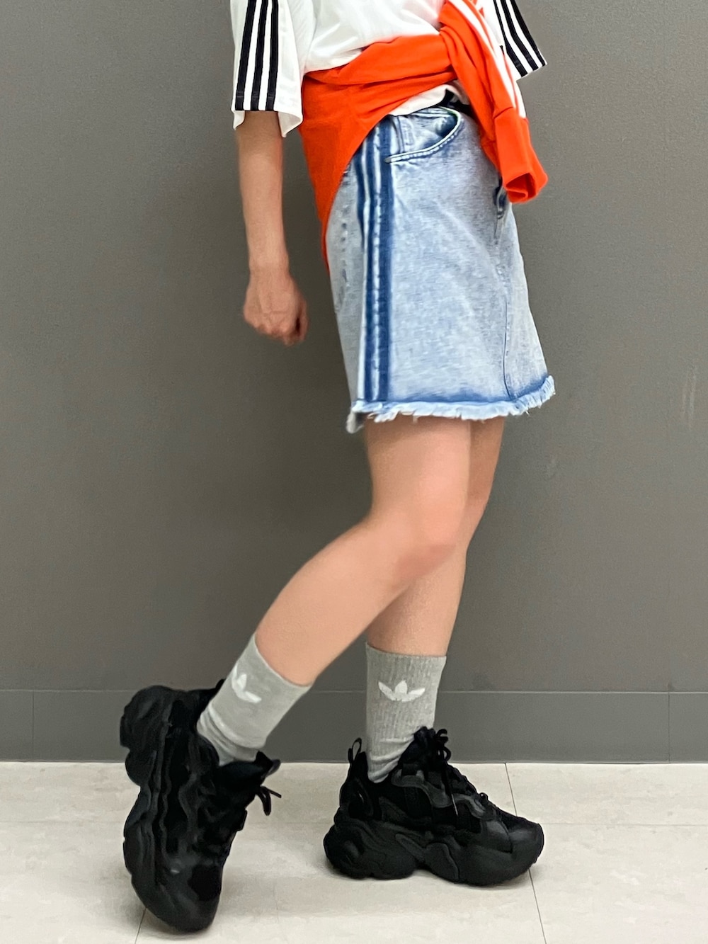 「adidas、デニムスカート、アディダス、adidas originals、厚底スニーカー、アディダスオリジナルス、半袖Ｔシャツ、トラックトップ、クセニア・シュナイダー、オズテミス」｜「adidasのオズテミス / OZTHEMIS / アディダスオリジナルス adidas Originals（スニーカー、ブラック系）」を使った、MAさん（レディース・148cm）の春コーディネートの2枚目の写真