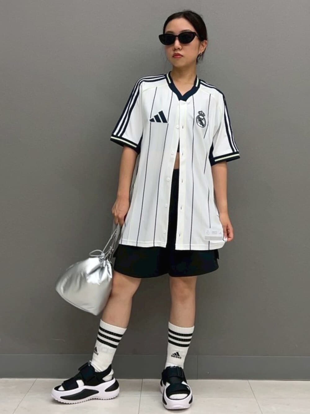 「ボーダー、厚底サンダル、ショートパンツ、ショルダーバッグ、スポーツミックス、adidas、アディダス、ユニフォーム」｜「adidasのスリーストライプス クッション クルー ソックス 3足組 / アディダス adidas（ソックス/靴下、ホワイト系）」を使った、MAさん（レディース・148cm）の夏コーディネートの2枚目の写真