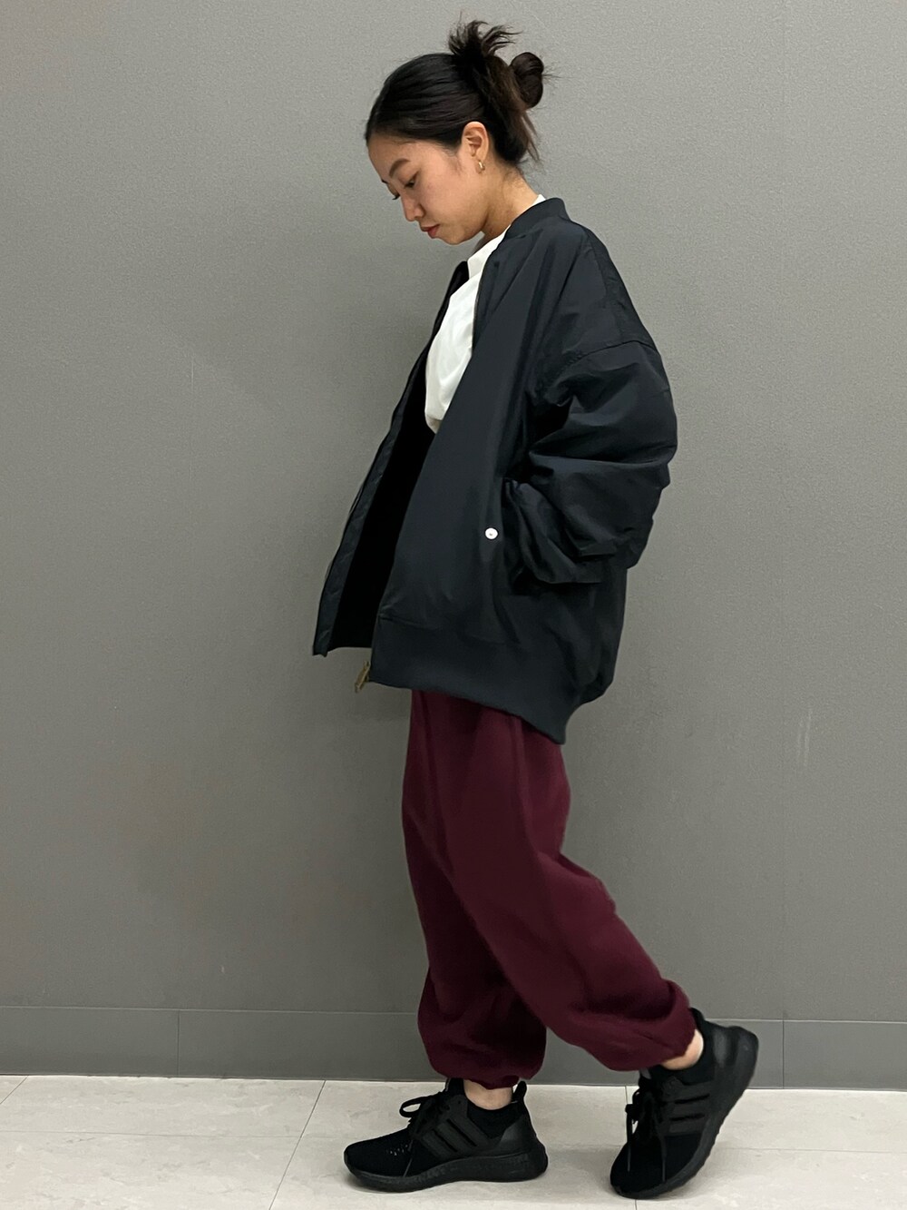 「スニーカー、ジャケット、アウター、adidas、スポーツウェア、アディダス、ボンバージャケット、ウルトラブースト」｜「adidasのカレッジ ルーズフィット ボンバージャケット / アディダス adidas（MA-1、ブラック系）」を使った、MAさん（レディース・148cm）の秋コーディネートの3枚目の写真